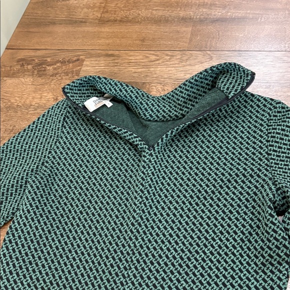 Diane Von Furstenburg long sleeve top. Luxurious feel. Green and black Small - Picture 4 of 8
